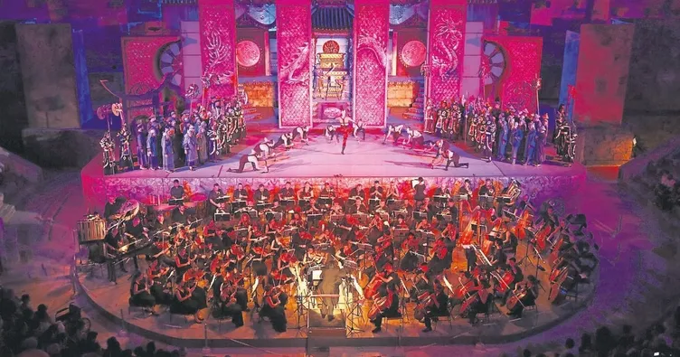 Aspendos’ta perde açılıyor