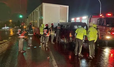 Konteyner taşıyan TIR’a minibüs çarptı