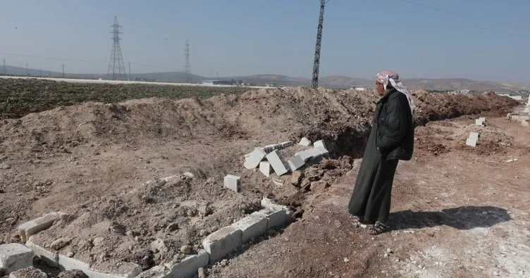 Suriye’de depremde hayatını kaybedenlerin yakınları kimsesizler mezarlığında sevdiklerini arıyor