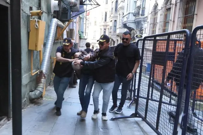 ozele-saldiriyla-ilgili-sorusturma-suruyor-1-gun-daha-gozaltinda-polis-basmufettisi-gorevlendirildi-1746435076347.jpg Özgür Özel’e saldırıyla ilgili soruşturma derinleşiyor: Pansiyon sahibinin ifadesi alınacak