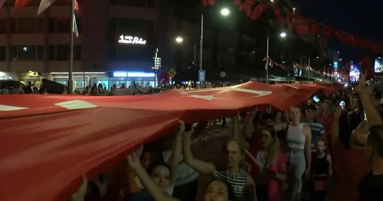 İzmir’in kurtuluş yıldönümü etkinlikleri fener alayıyla devam etti