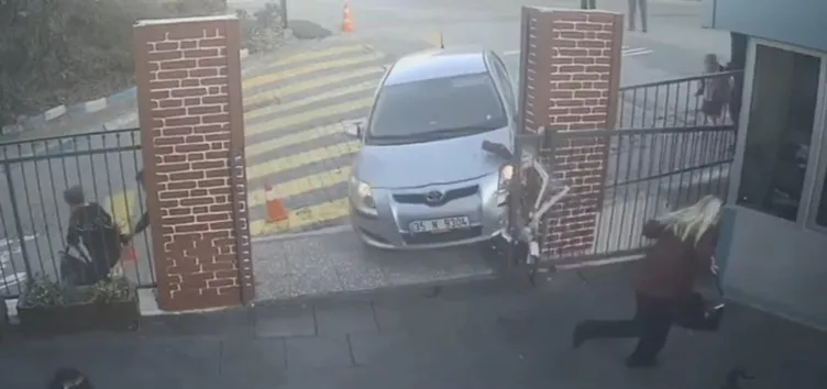 SON DAKİKA... İzmir’de 18 gün arayla benzer kaza: El freni çekilmeyen otomobil okula daldı