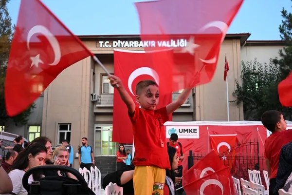 diyarbakirda-15-temmuz-ruhu-bir-kez-daha-yasatildi-dunyaya-ormek-bir-destan-yazildi-1784204497220.jpg