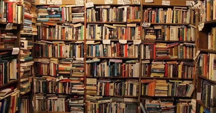 Evinde 30 bin kitapla yaşıyor