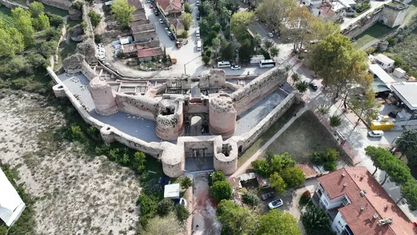 bin-800-yillik-roma-tiyatrosu-turizme-kazandirildi-1711028997072.jpg