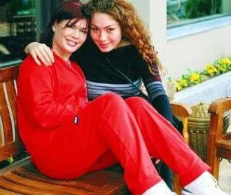 Meğer o ünlü şarkıcı kızıymış! 63 yaşındaki şarkıcı Emel Müftüoğlu’nun kızı annesinin yolundan gidiyor!