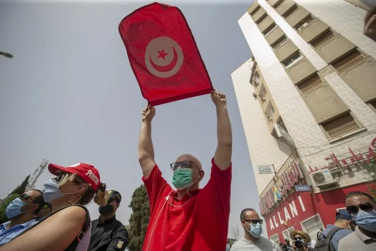 Son dakika: Tunus'ta darbe girişimi! Cumhurbaşkanı askerle birlikte darbe yaptı!