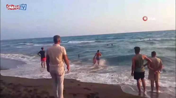 Denizde akıntıya kapılan 3 kız çocuğunun ölümle yaşam arasındaki mücadele anları kamerada | Video