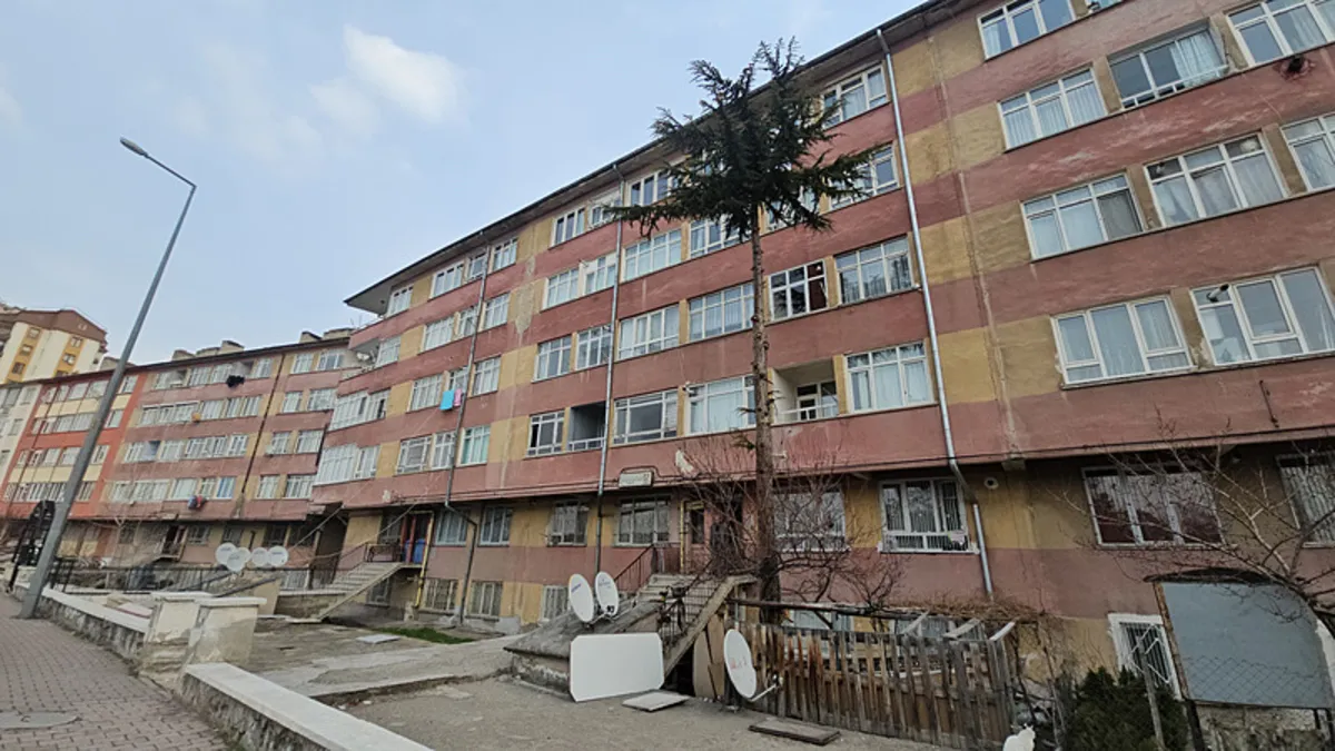 Kayseri’de 5’inci kattan atlayan kişi hayatını kaybetti! Kayseri’de 5’inci kattan atlayan kişi hayatını kaybetti!