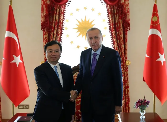 son-dakika-baskan-erdogan-byd-yonetim-kurulunu-kabul-etti-turkiyede-yatirima-yonelik-anlasma-imzalandi-1720446576585.jpg SON DAKİKA | Çinli BYD'den Türkiye'de dev yatırım! 1 milyar dolarlık anlaşma imzalandı