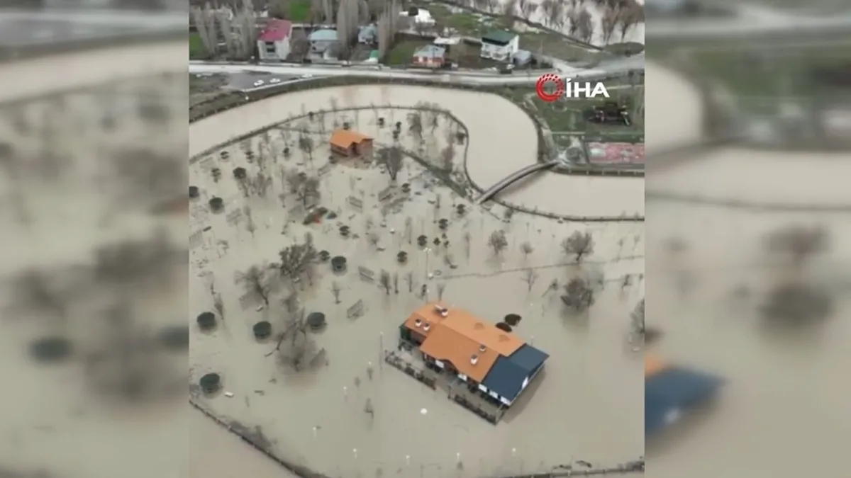 Malazgirt’te sağanak yağış su baskınlarına yol açtı Malazgirt’te sağanak yağış su baskınlarına yol açtı