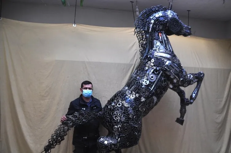 Hurda parçalarını birleştirerek 800 kilo at heykeli yaptı