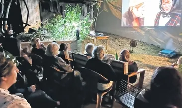 Komşularla bahçede yazlık sinema keyfi