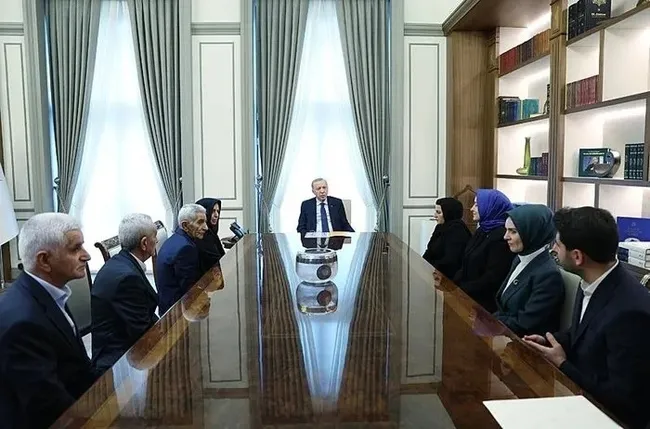 baskan-erdogan-pkknin-ikiyaka-katliaminda-yasamini-kaybedenlerin-aileleriyle-gorustu-1736873355838.jpeg