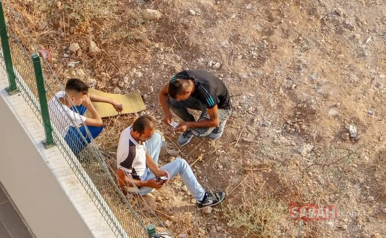 Son dakika haberi: Antalya'da şok görüntüler! Şırıngayı boynuna sapladı...