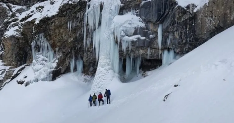 Van’daki buz şelalesi ünlü dağcıları ağırlıyor