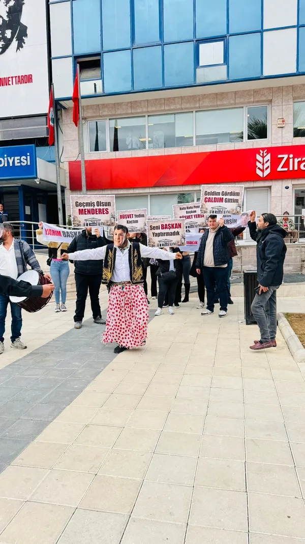 250-bin-dolar-rusvet-isteyen-chpli-baskana-belediye-onunde-erkek-dansozlu-protesto-chpli-belediyedeki-yolsuzlu-1708944596431.jpg