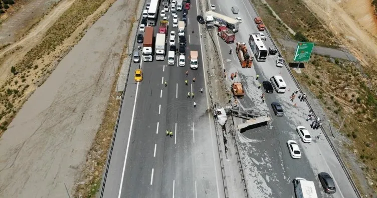 Pendik’te feci kaza! Çimento yüklü kamyon tırla çarpıştı: 3 yaralı