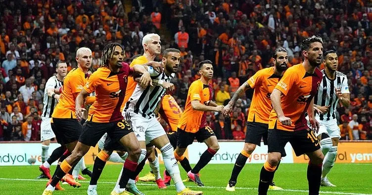 Beşiktaş evinde, Galatasaray deplasmanda kazanıyor
