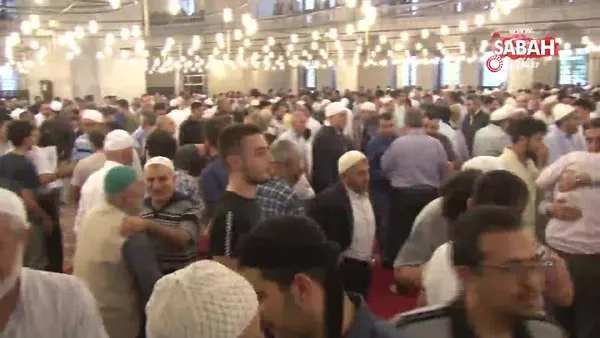 Fatih Camii’nde bayram namazı sonrası sıcak çorba ikramı