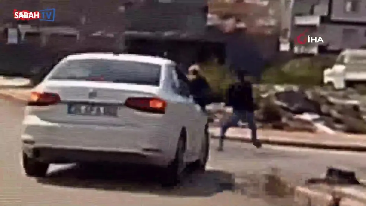 Kaldırımda yürüyen kadının boynundaki kolyeyi çalarak kaçtı: O anlar kamerada | Video