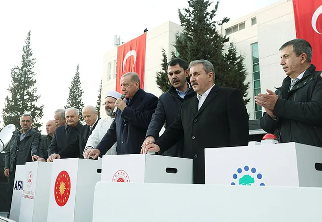 deprem-bolgesindeki-11-ilde-17-bin-902-konutun-temeli-atildi-baskan-erdogan-1-yil-icinde-teslim-edecegiz-1679587519703.jpg