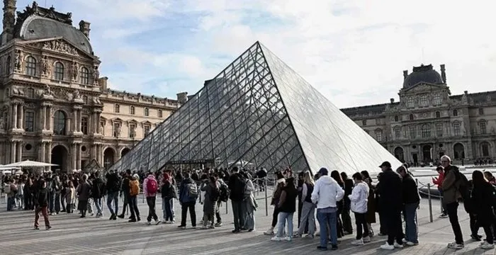Fransa’da peş peşe soygunlar: Louvre’un ardından bir müze daha! Tam 2 bin adet...