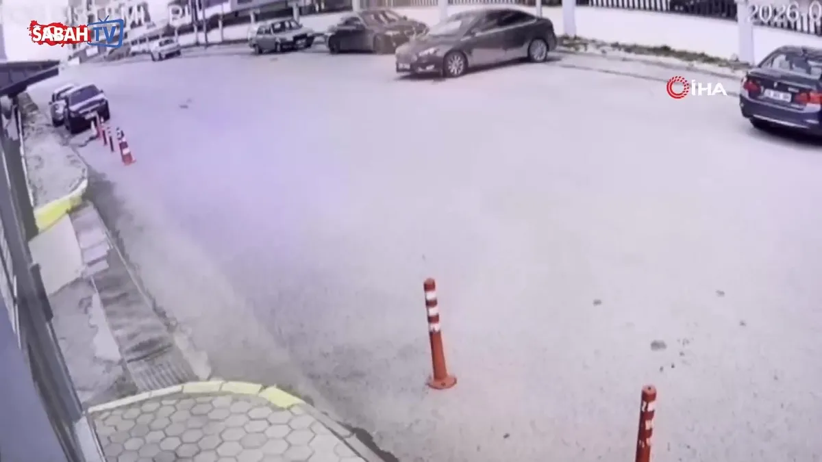 Fırtına binanın çatısını uçurdu, faciadan dönüldü Fırtına binanın çatısını uçurdu, faciadan dönüldü