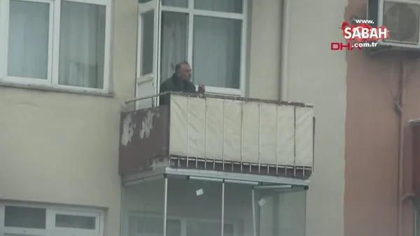 Samsun'da husumetlisini yaraladığı tüfekle balkona çıkan şahıs kamerada