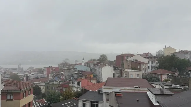 istanbulda-kara-bulutlar-gunduzu-karartti-o-anlar-kameralara-boyle-yansidi-1791989724274.jpg