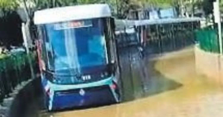İSKİ borusu patladı tramvay suya gömüldü