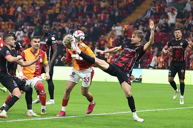 canli-galatasarayin-konugu-genclerbirligi-ilk-yarida-tek-gol-sesi-var-1763834362687.jpg