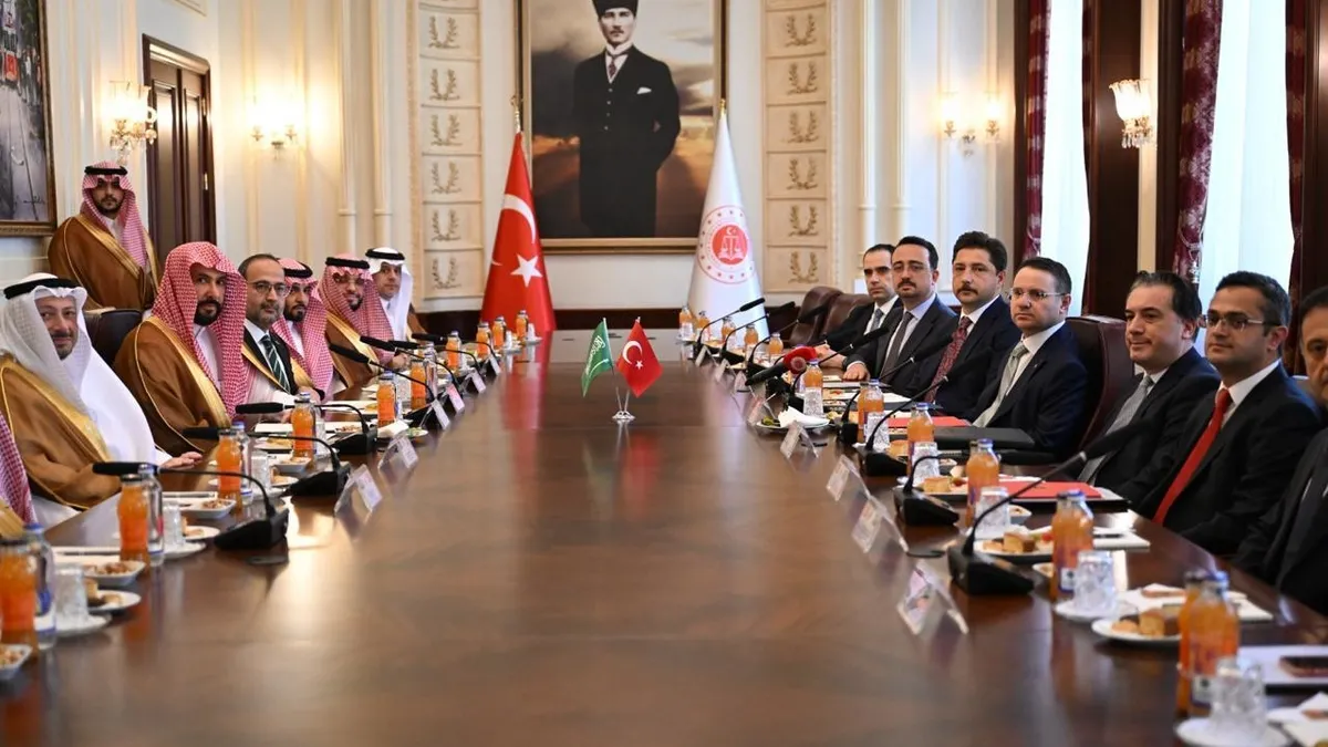 Adalet Bakanı Bekir Bozdağ ve Suudi Arabistan Adalet Bakanı Dr. Waleed Mohammed Al Smani'nin Ankara'da bir araya geldiği toplantıdan bir kare.