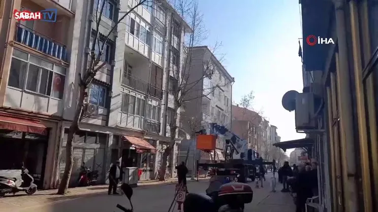 Edirne'de belediye ekiplerinin tehlikeli ağaç kesimi | Video