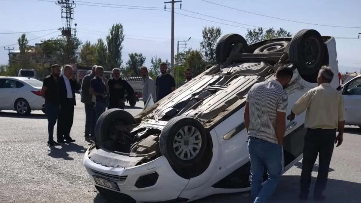 Iğdır'da kaza yapan araç ters döndü