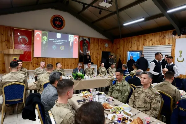 bingol-valisi-celik-jandarma-personeliyle-iftarda-bulustu-1772608076814.jpg