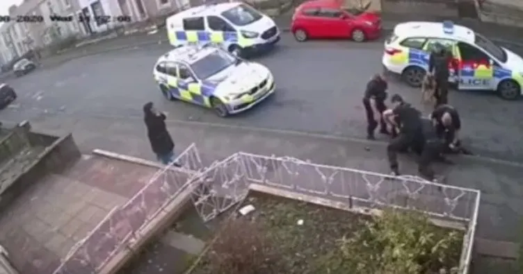 İngiliz polisi, teslim olan şüpheliyi darp ederek gözaltına aldı