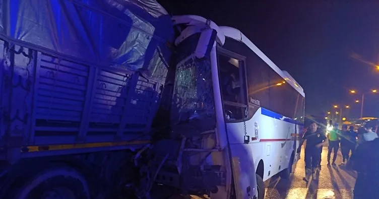 Manisa’da feci kaza! İşçi servisi TIR’a çarptı: 5’i ağır 20 yaralı var!