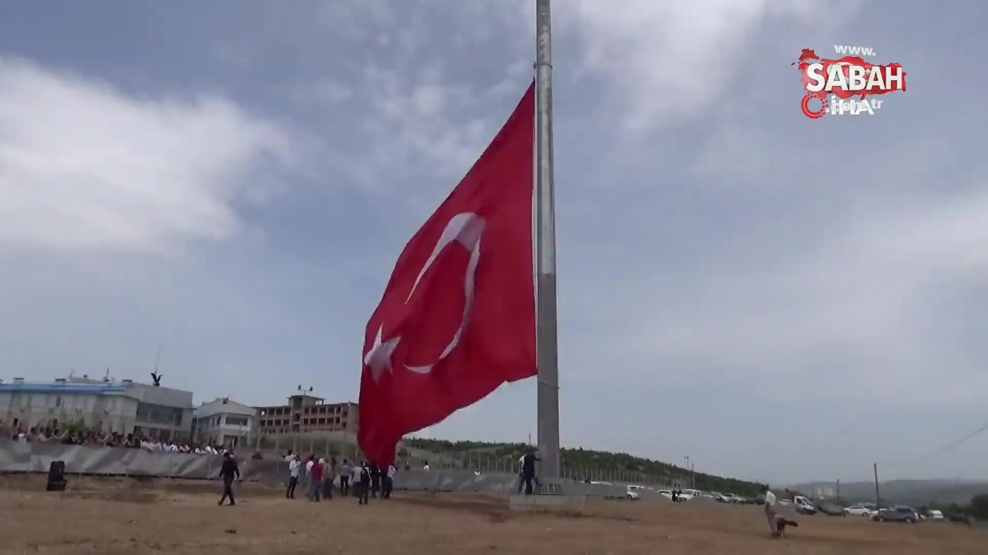 350 Metrekarelik Bayrak Gondere Cekildi Videosunu Izle Son Dakika Haberleri