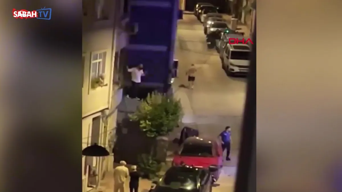 Beyoğlu’nda dehşet! Eski sevgilisinin evine tırmandı; ‘İhanet ettin’ diye bağırıp camı yumrukladı | Video videosunu izle Beyoğlu’nda dehşet! Eski sevgilisinin evine tırmandı; ‘İhanet ettin’ diye bağırıp camı yumrukladı | Video videosunu izle