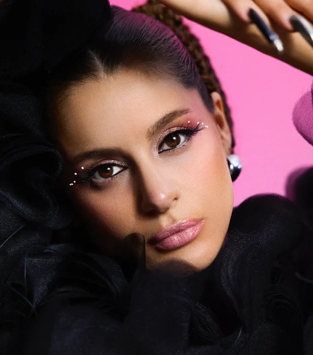 Dans videoları görenleri kahkahaya boğdu! Şarkıcı Atiye ve annesinden kanat çırpma dersi!