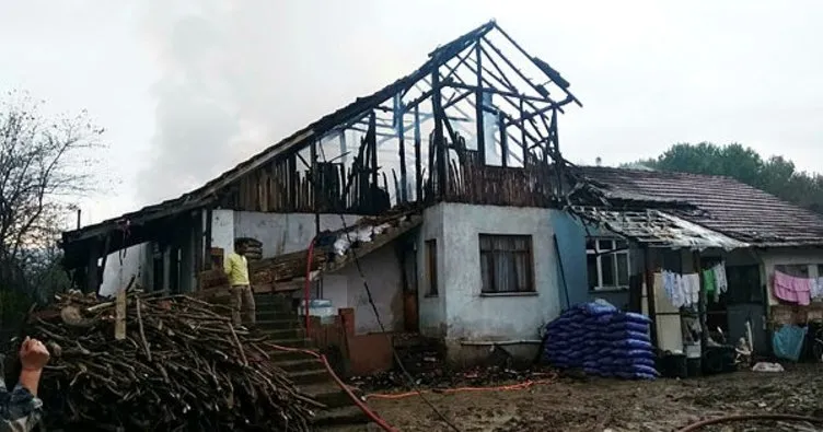 Düzce’de tek katlı evin çatısı yandı