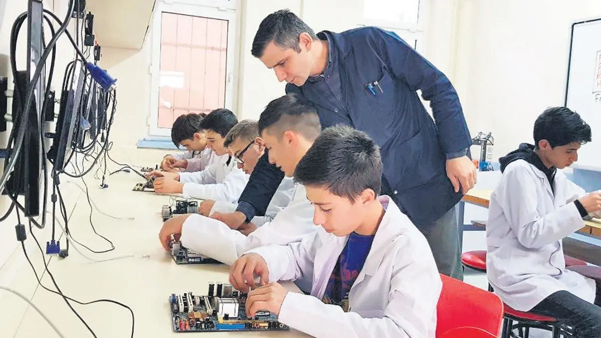 Meslek liseleri gençlere altın bilezik takıyor haber görseli