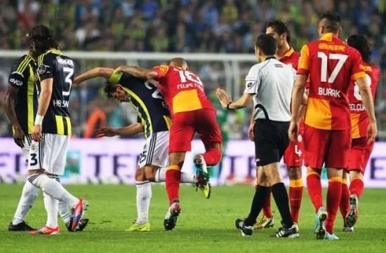 Fenerbahçe - Galatasaray derbisi sosyal medyayı salladı