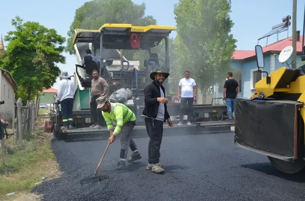 ekipler-35-derece-sicakligi-ile-160-derece-asfalt-sicakliginin-altinda-gorevlerini-surduruyor-1782027629718.jpg