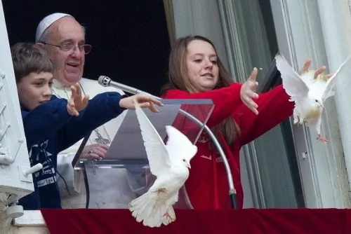 Papa’nın güvercinlerine kargayla martı saldırdı