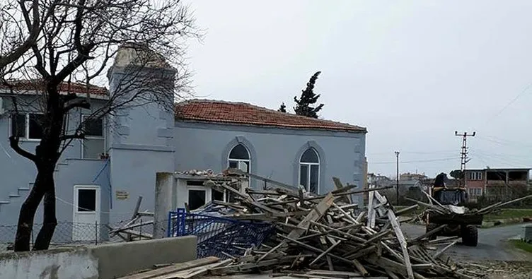 Edirne’de şiddetli rüzgar nedeniyle caminin minaresi yıkıldı