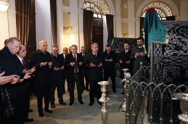 baskan-erdogandan-sultan-ii-abdulhamid-hanin-turbesine-ziyaret-1700320527415.jpg