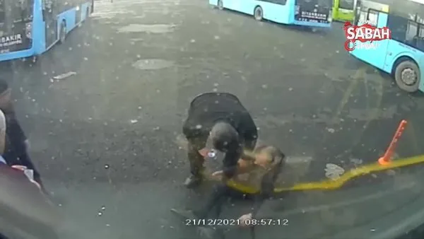 Halk otobüsü şoförüyle tartışan şahıs, taksiyle önden durağa giderek şoförü böyle bıçakladı! | Video