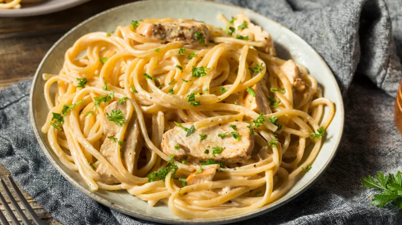 Akşam yemeğine ne yapacağını bilmeyenlere: Tavuklu fettucini tarifi